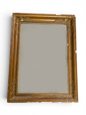 un cadre en or vieilli avec un miroir sur fond blanc