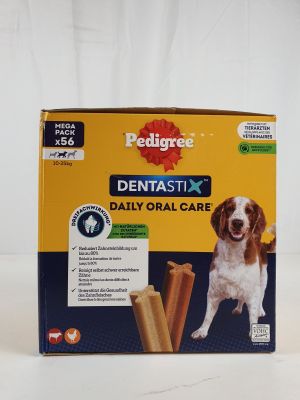 La boîte de bâtonnets dentaires Pedigree est posée sur une surface blanche