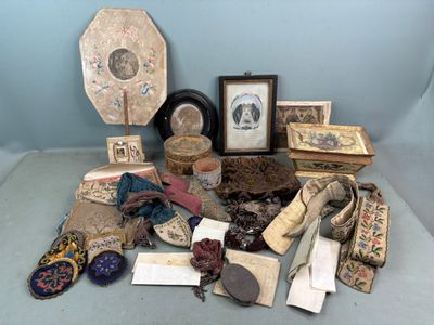 un grand nombre d'objets posés sur une table