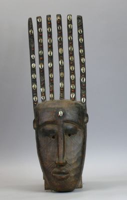 Masque du N’tomo en bois dur à belle patine sombre d’usage f…