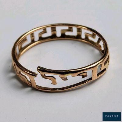 une image représentant une bague en or sur laquelle figure une inscription en hébreu