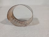 une bague posée sur une surface blanche