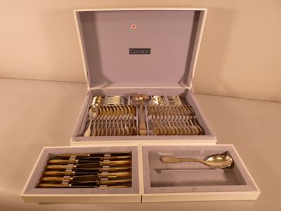 une boîte contenant un service d'argenterie sur une table