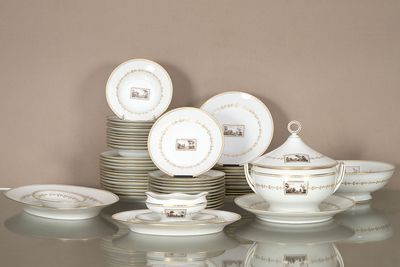 une table en verre sur laquelle sont posées de nombreuses assiettes et bols