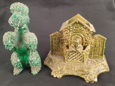 Petit vase en céramique émaillée verte à décor d'un jeune en…