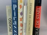 plusieurs livres sont empilés sur une table