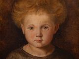 portrait d'un jeune garçon vêtu d'une chemise marron
