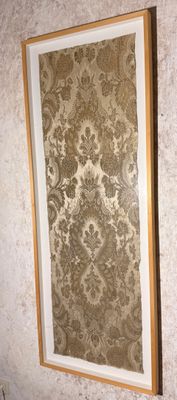 une photo d'une salle de bains avec des toilettes et un tableau accroché au mur