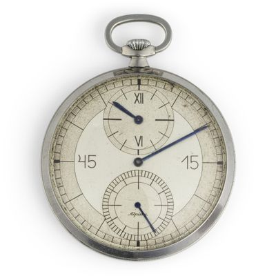 un gros plan d'une montre de poche en argent posée sur une surface blanche