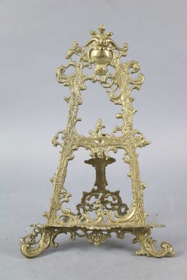 une image représentant une horloge plaquée or posée sur un socle, sur fond blanc