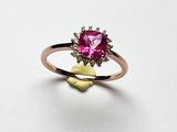 un gros plan d'une bague sertie d'une pierre rose