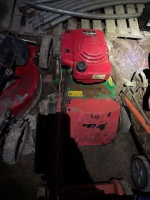 un homme travaillant sur une machine dans un garage