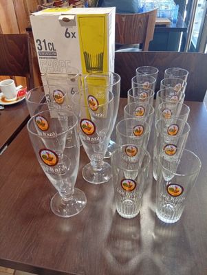 beaucoup de verres posés sur une table dans un restaurant