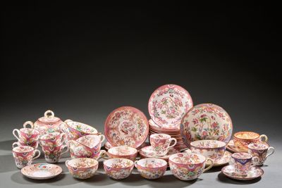 un grand ensemble d'assiettes, de tasses et de soucoupes roses et blanches