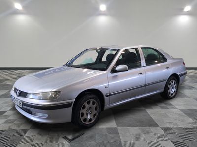 la photo d'une voiture argentée garée dans un garage