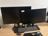 un bureau équipé de deux écrans et d'un clavier