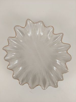 un gros plan d'une assiette blanche posée sur une surface blanche