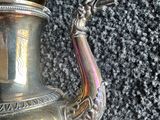 un vase en argent posé sur une table