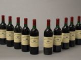 six bouteilles de vin alignées sur une table