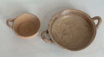 un bol marron et une tasse marron posés sur une table