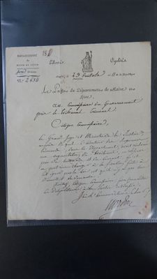 un gros plan d'un morceau de papier sur lequel on a écrit