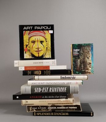 plusieurs livres sont empilés sur une table