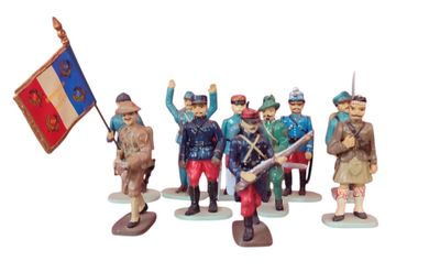 de nombreuses figurines représentant des hommes en uniforme militaire