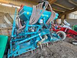 une machine bleue qui est posée dans la terre
