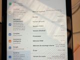 une image représentant une tablette avec un menu à l'écran