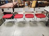 quatre chaises rouges et blanches dans une pièce où se trouvent une table et des chaises