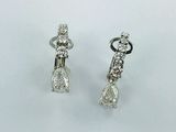 paire de boucles d'oreilles en diamant sur fond blanc