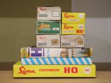 une pile de boîtes empilées les unes sur les autres sur une table