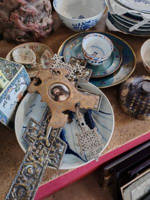 une table sur laquelle se trouvent beaucoup d'assiettes et de bols
