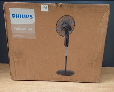 une boîte sur laquelle est posé un ventilateur, posée sur une table