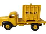 un petit camion jaune avec une benne à l'arrière