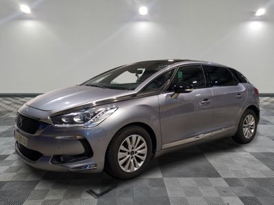 la voiture argentée est garée sur un carrelage à carreaux