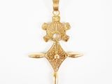 une image représentant un pendentif en or orné d'une croix
