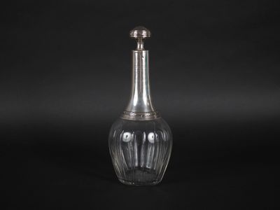 une bouteille en verre avec un bouchon argenté sur fond noir
