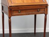 un petit bureau en bois surmonté d'un tiroir