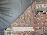 un chat allongé sur un tapis posé à même le sol