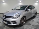 une voiture argentée est garée dans une pièce au sol en damier