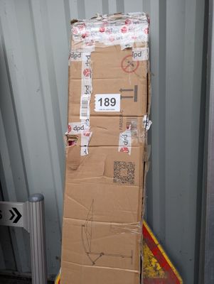 un grand carton posé sur une boîte en carton