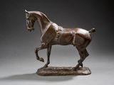statue en bronze d'un cheval avec une selle sur le dos