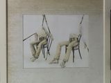tableau représentant deux hommes assis sur des chaises, dont l'un tient un parapluie