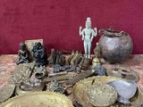 une table sur laquelle sont posés de nombreux objets anciens