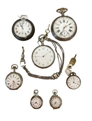 de nombreux modèles différents de montres de poche sur fond blanc