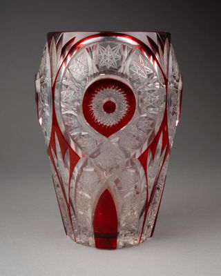 SAINT-LOUIS, dans le goût de. VASE à décor d'une tête de cho…