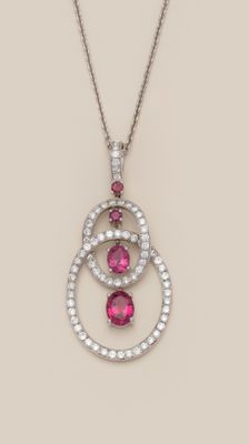 un pendentif en tourmaline rose et diamants monté sur une chaîne