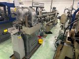 de nombreuses machines alignées dans une pièce