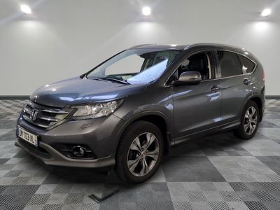 La Honda CR-V est garée sur un sol à damier